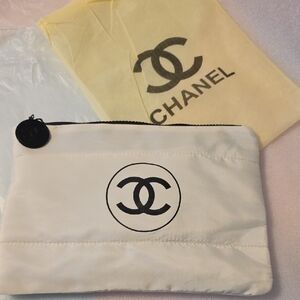 CHANEL Beaute' VIP/GWP White and Black Logo Zip Pouch